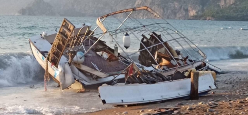 Antalya'da batan tekne parçalanarak sahile vurdu