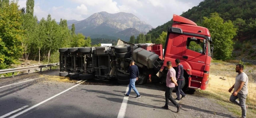 Niğde-Adana kara yolunda tır devrildi