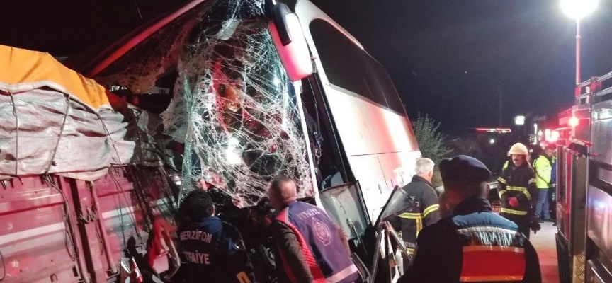 Amasya'da yolcu otobüsü ile tır çarpıştı: 2 ölü, çok sayıda yaralı var