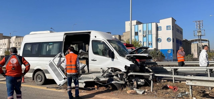 Gaziantep'te işçi servisi bariyere çarptı: 1 ölü, 5 yaralı