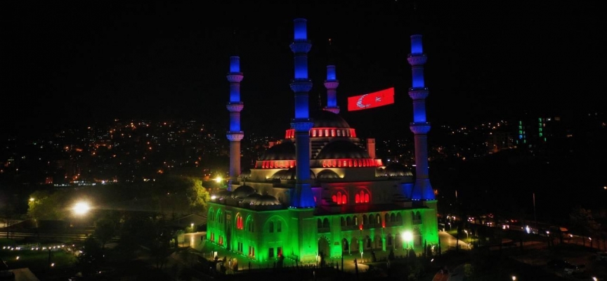 Zonguldak'taki cami Azerbaycan renkleriyle ışıklandırıldı