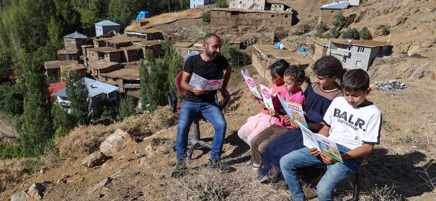 Fedakar öğretmen okula gidemeyen Zilan'ın eğitimi için 5 kilometre yol katediyor