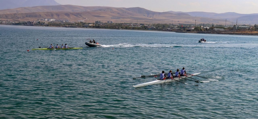 Üniversiteli kürekçiler Van Gölü'nde yarıştı