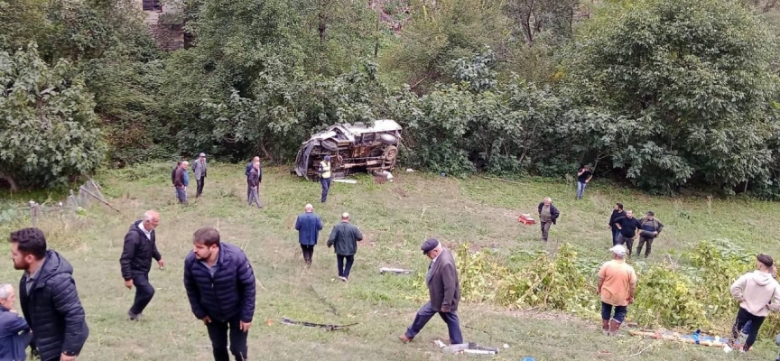 Gümüşhane'de park etmek isteyen araç uçuruma yuvarlandı: 3 ölü