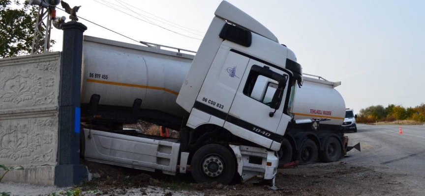 Arıza yapan akaryakıt tankeri yoldan çıktı