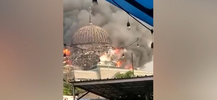 Endonezya'da cami kubbesi yangında çöktü