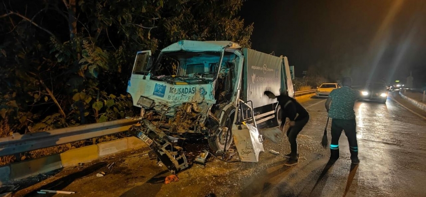 Aydın'da kırmızı ışıkta bekleyen tıra kamyonet çarptı: 2 yaralı