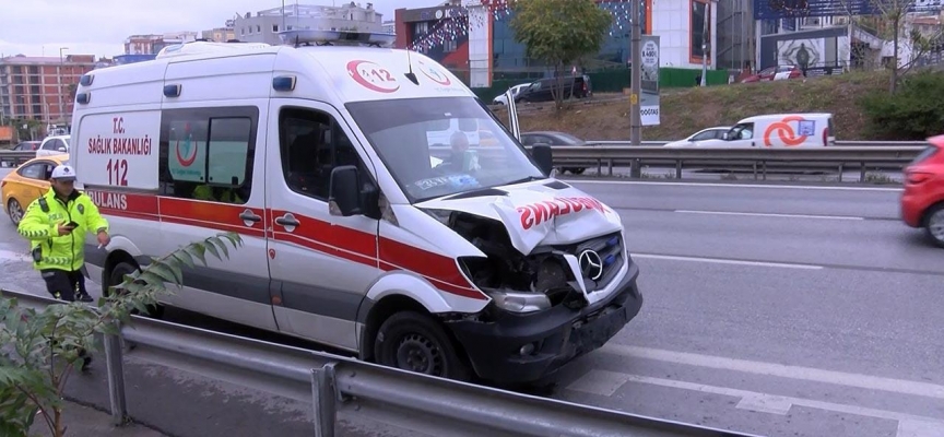 İstanbul'da otomobil ambulansla çarpıştı: 3'ü sağlık çalışanı 4 yaralı