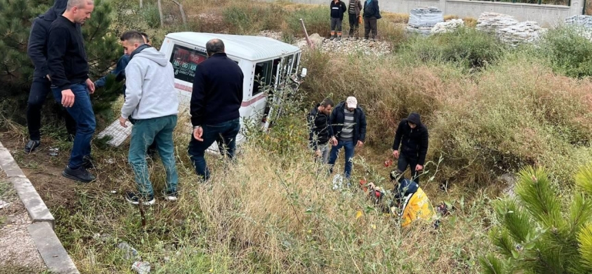 Afyonkarahisar'da minibüs ile otomobil çarpıştı: 15 yaralı