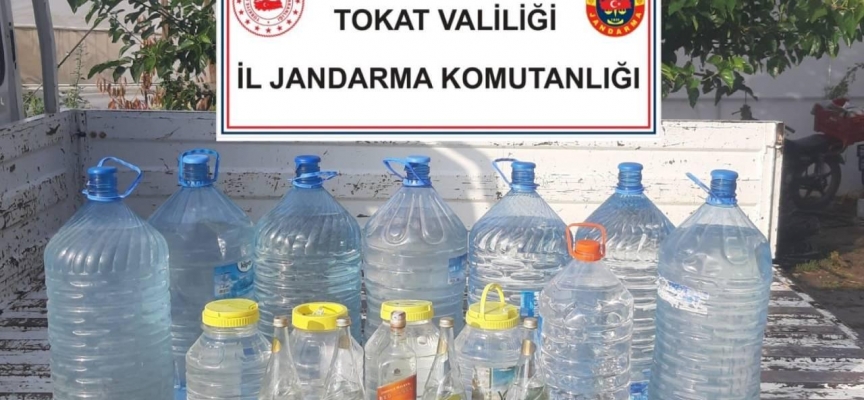 Tokat'ta bir ahırda 195 litre kaçak içki ele geçirildi