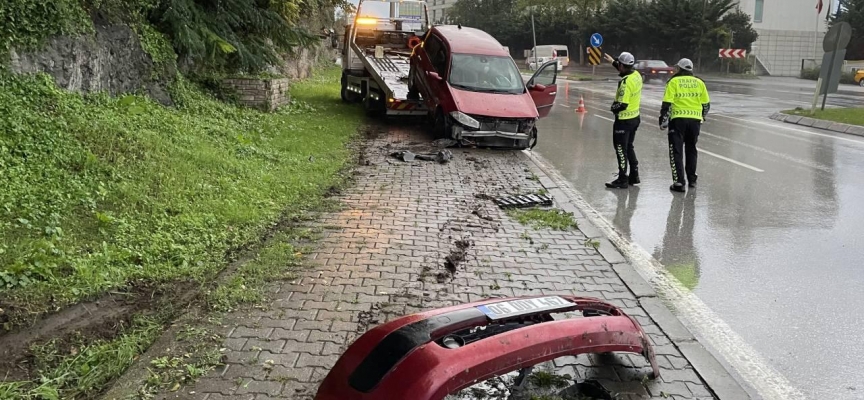 Minibüsle çarpışan otomobildeki 2 kişi yaralandı