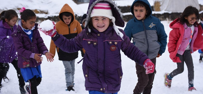 Kars beyaza büründü, öğrenciler keyifli anlar yaşadı