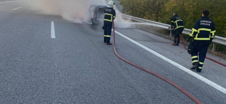 Kırklareli'nde seyir halindeki hafif ticari araç yandı