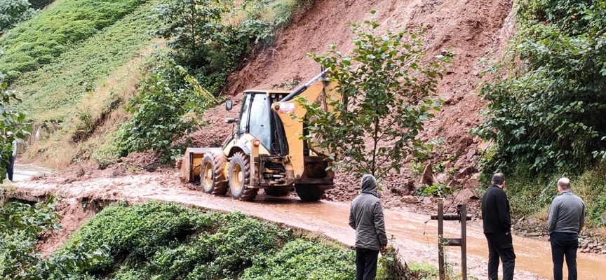 Rize'de yağış ve toprak kayması nedeniyle köy yolları kapandı