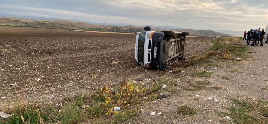 Amasya'da minibüs devrildi 3 kişi yaralandı