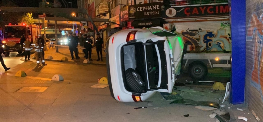 Kadıköy’de hızını alamayan otomobil takla attı: 2 yaralı