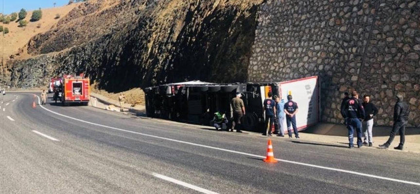 Bingöl'de devrilen tırdaki 2 kişi yaralandı