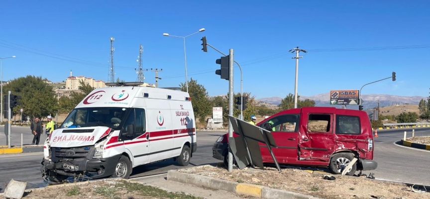 Ambulans ile otomobilin çarpıştığı kazada bir kişi öldü