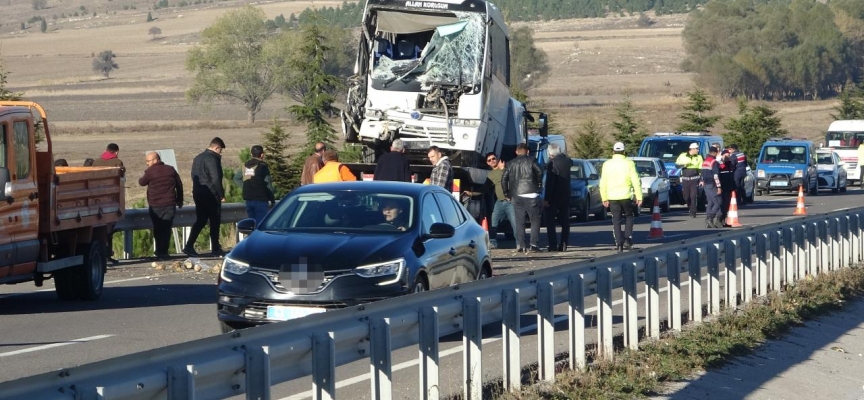 Kütahya'da işçi servisi traktörle çarpıştı: 13 yaralı