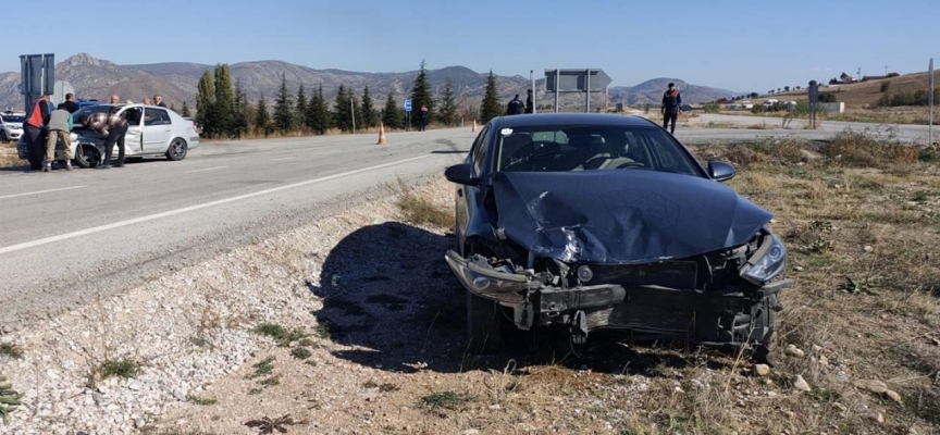 Yozgat'ta otomobiller çarpıştı: 5 yaralı