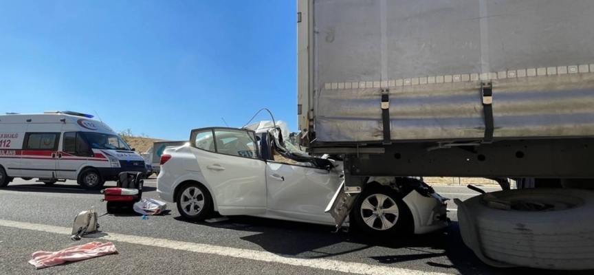 Manisa'da tıra çarpan otomobildeki 3 kişi yaralandı