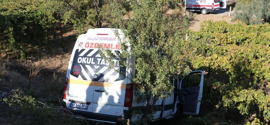 Manisa'da öğrenci servisi devrildi: 11 yaralı