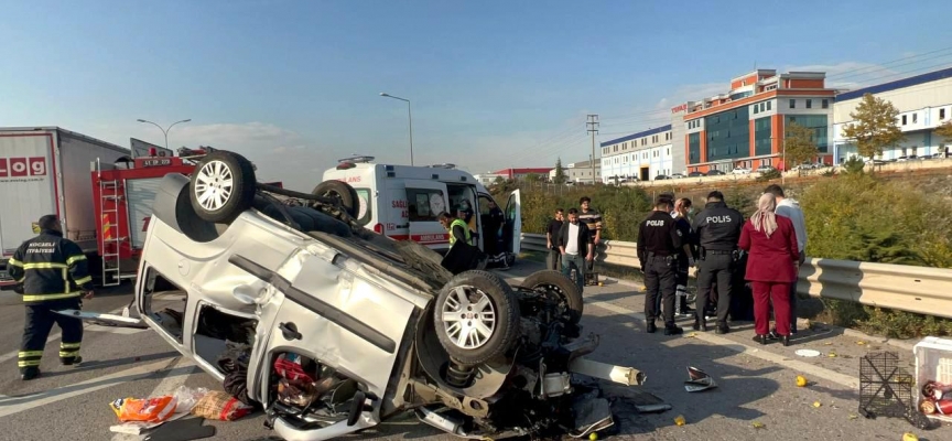 Kocaeli'de bariyerlere çarpan araç devrildi: 3 yaralı