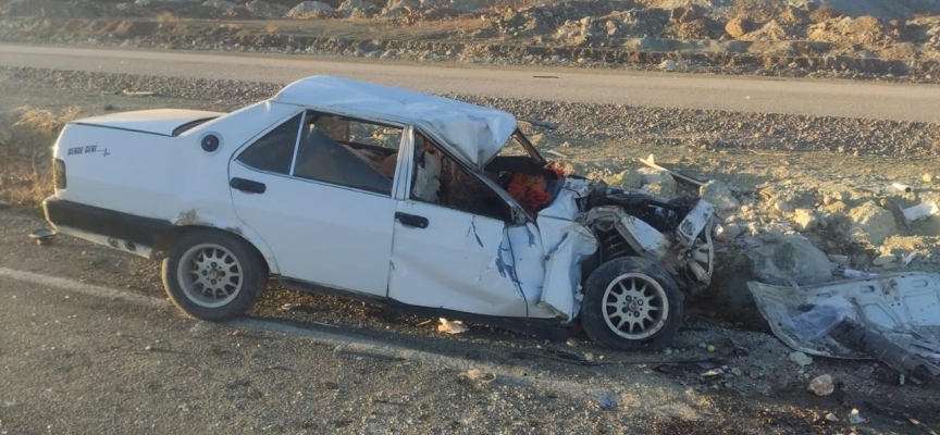 Kahramanmaraş'ta bir otomobil yol kenarındaki kaya parçalarına çarptı: 7 yaralı