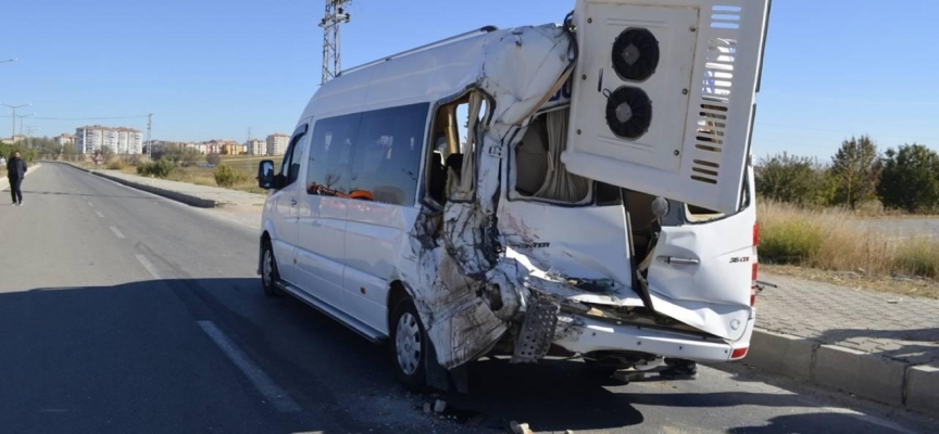 Yozgat'ta kamyon ve minibüs çarpıştı: 11 yaralı