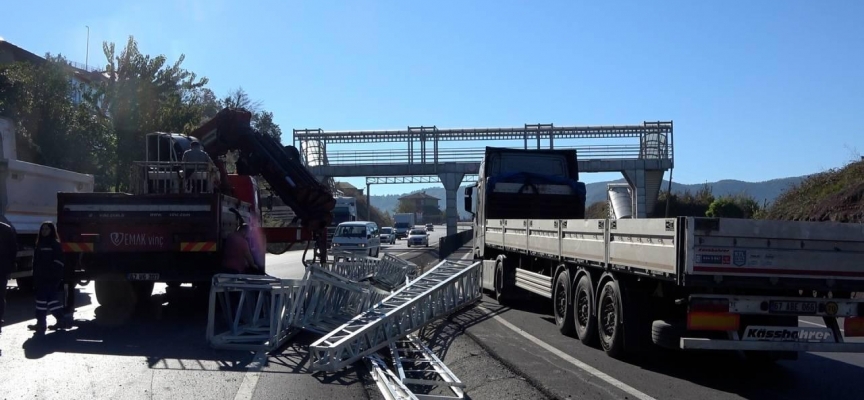 Tırdan düşen malzemeler kazaya yol açtı: 1 yaralı