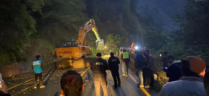 Rize'de heyelan: Çamlıhemşin Ayder yolu trafiğe kapandı