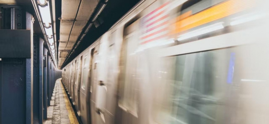 Kıyafeti metro kapısına sıkışan adam sürüklenerek öldü