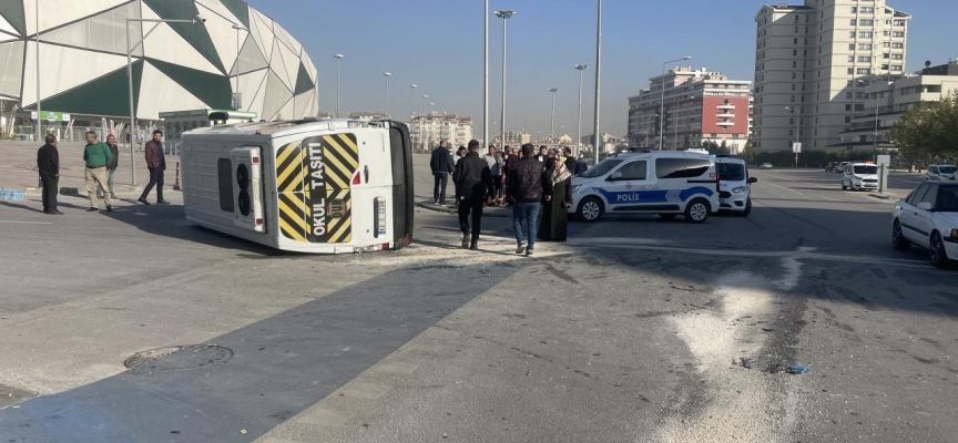 Konya'da öğrenci servisi otomobille çarpıştı: 17 yaralı