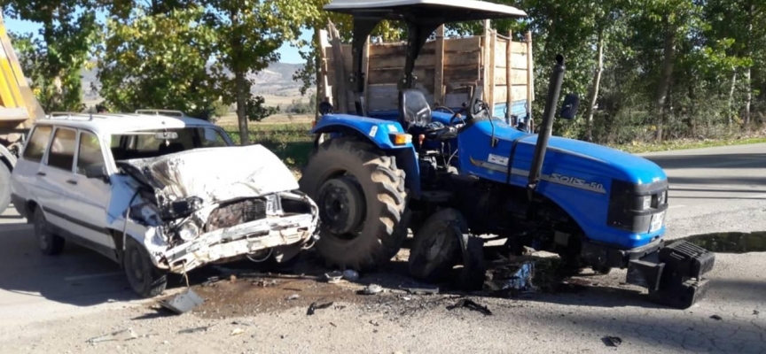 Tokat'ta traktör ile otomobil çarpıştı: 2 yaralı