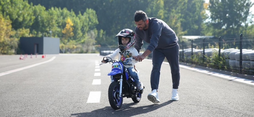 Kenan Sofuoğlu motosikleti çalınan çocuğa oğlunun motosikletini hediye etti