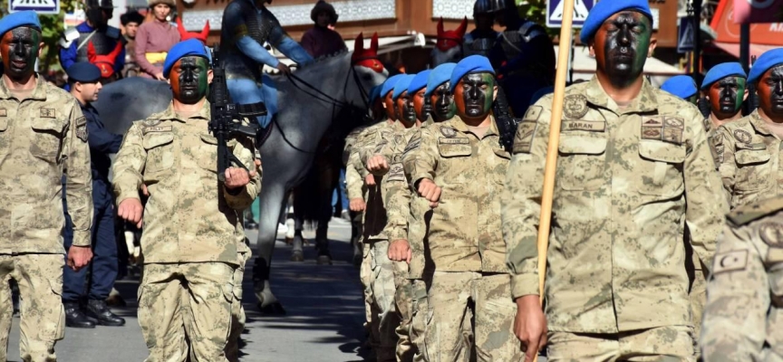 Çelik Kanatlar ve Jandarma Mehteran Takımı Kırıkkale'de gösteri sundu