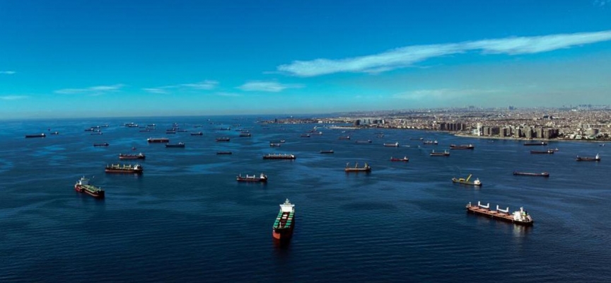 İstanbul'da manzarayı gemiler kapattı