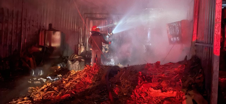 Sakarya'da ahşap kaşık ve çatal fabrikasında çıkan yangın söndürüldü