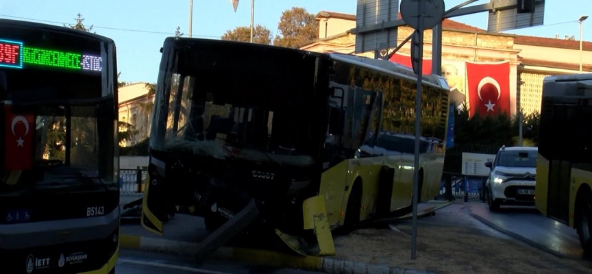 Yoldan çıkan İETT otobüsü levhalara ve bariyerlere çarptı