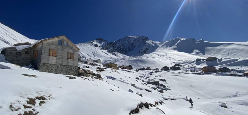 Artvin yaylaları beyaza büründü