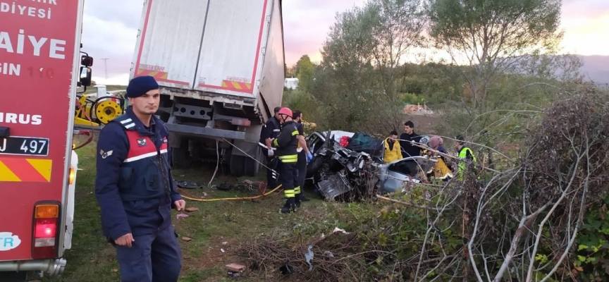 Samsun'da kamyonla otomobil çarpıştı: 2 ölü, 3 yaralı