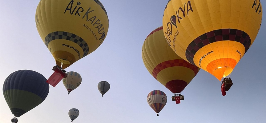 Kapadokya'da balonlar Türk bayrakları ve Atatürk posterleriyle havalandı