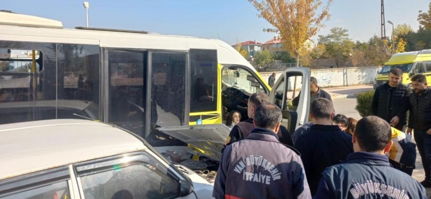 Van'da otomobil ile minibüs çarpıştı: 5 yaralı