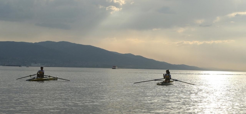 Emanet tekneyle milli olan genç sporcu başarıya kürek çekiyor