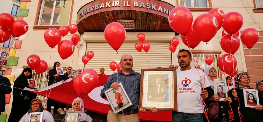 Diyarbakır'da evlat nöbeti tutan aileler Cumhuriyet Bayramı'nı kutladı