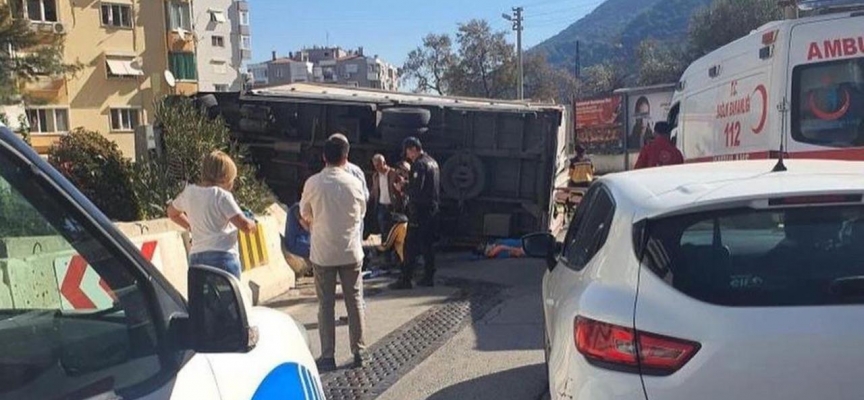 İzmir'de freni patlayan kamyon otomobile çarptı: 1 ölü, 6 yaralı