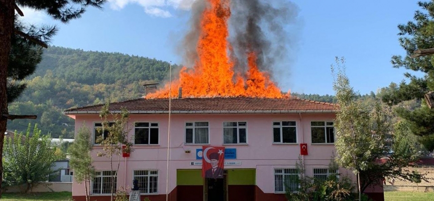 Tokat'ta okulun çatısında çıkan yangın söndürüldü