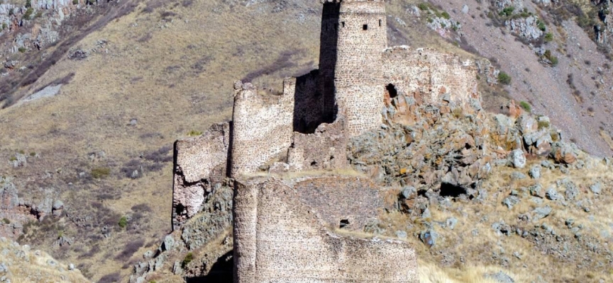 Dağcılar Ardahan'daki tarihi "Şeytan Kalesi"ne yürüdü