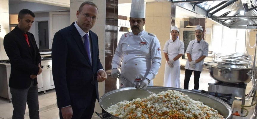 Şırnak'ta öğrenciler için Öğretmenevi'nde yemek hazırlanıyor