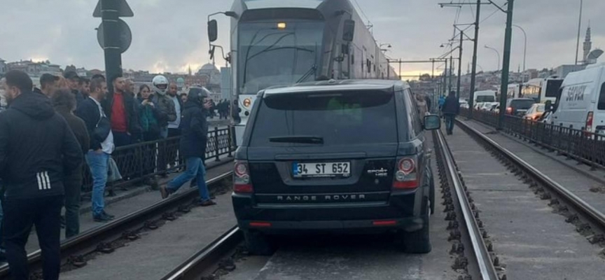 Tramvay yoluna giren cip seferlerin aksamasına neden oldu